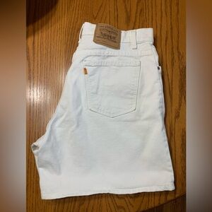 Vintage ladies Levi’s denim shorts in size 16.